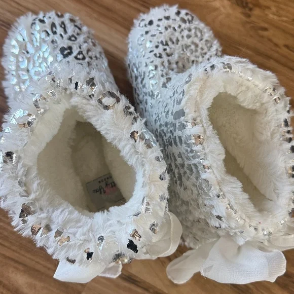 Pretty You London Fuzzy Leopard Print Slipper Boots with Jewels and Bow Size 8 - Picture 5 of 5